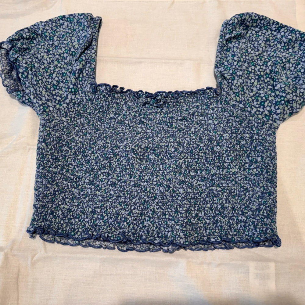 Aerie Women’s cuffed crop top.